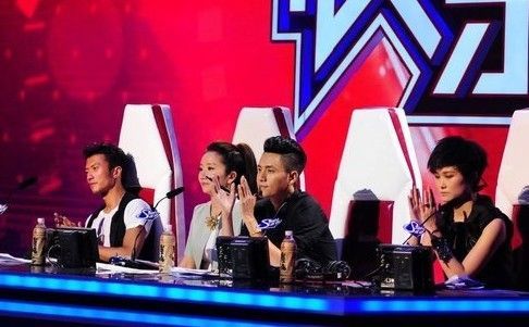 当你在台上，我在台下