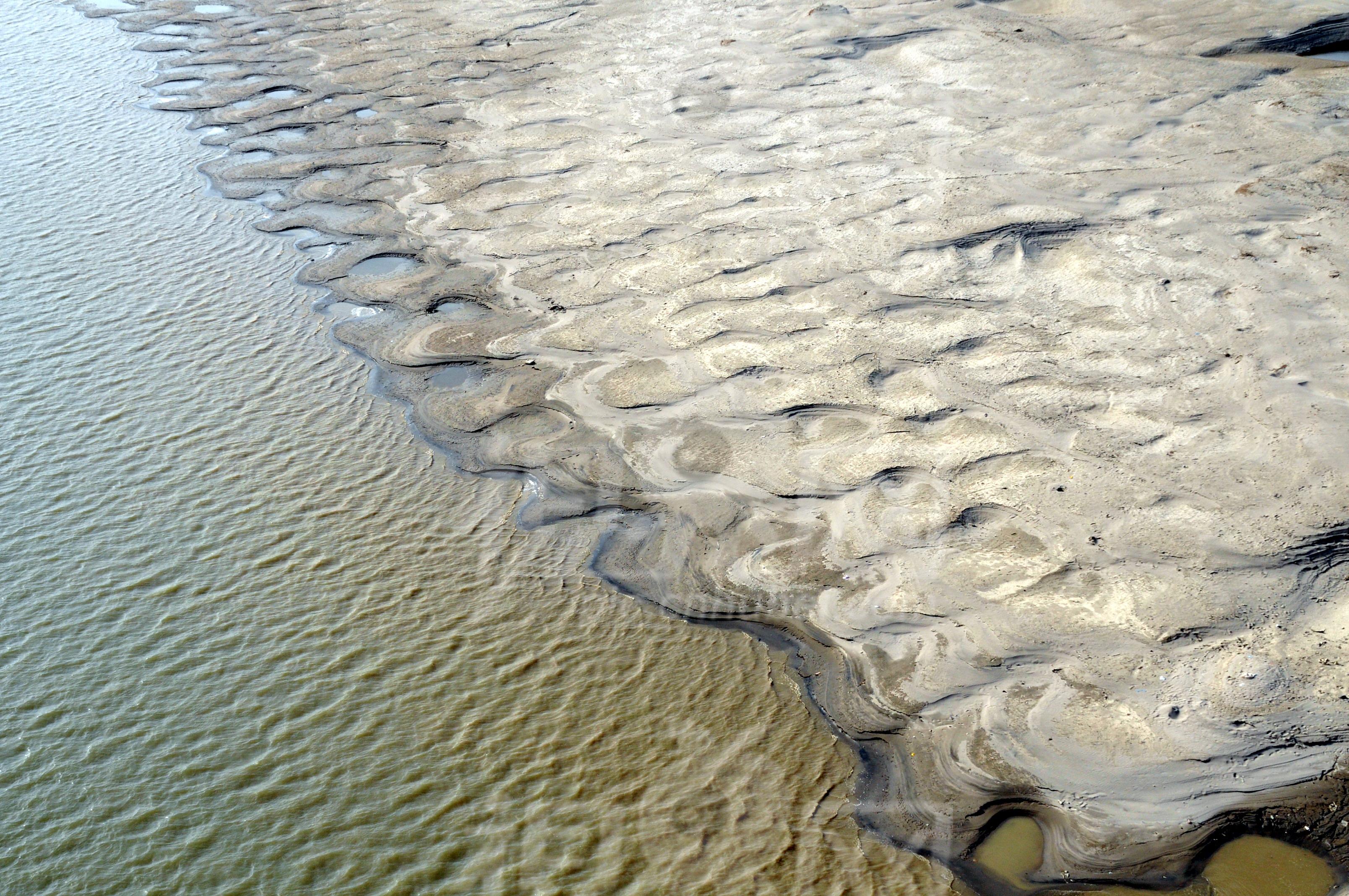 河床，是水走出来的一条路