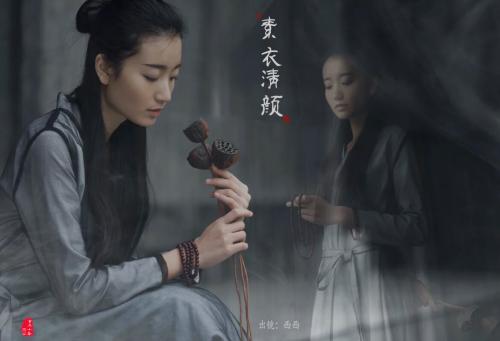 浅画镜中眉，风笺黄花瘦